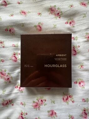 Hourglass Ambient Lighting powder in ethereal light
